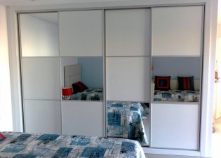 Roupeiro com portas de correr
